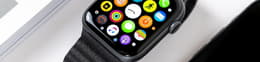 Une Apple Watch SE 2 sur un fond blanc